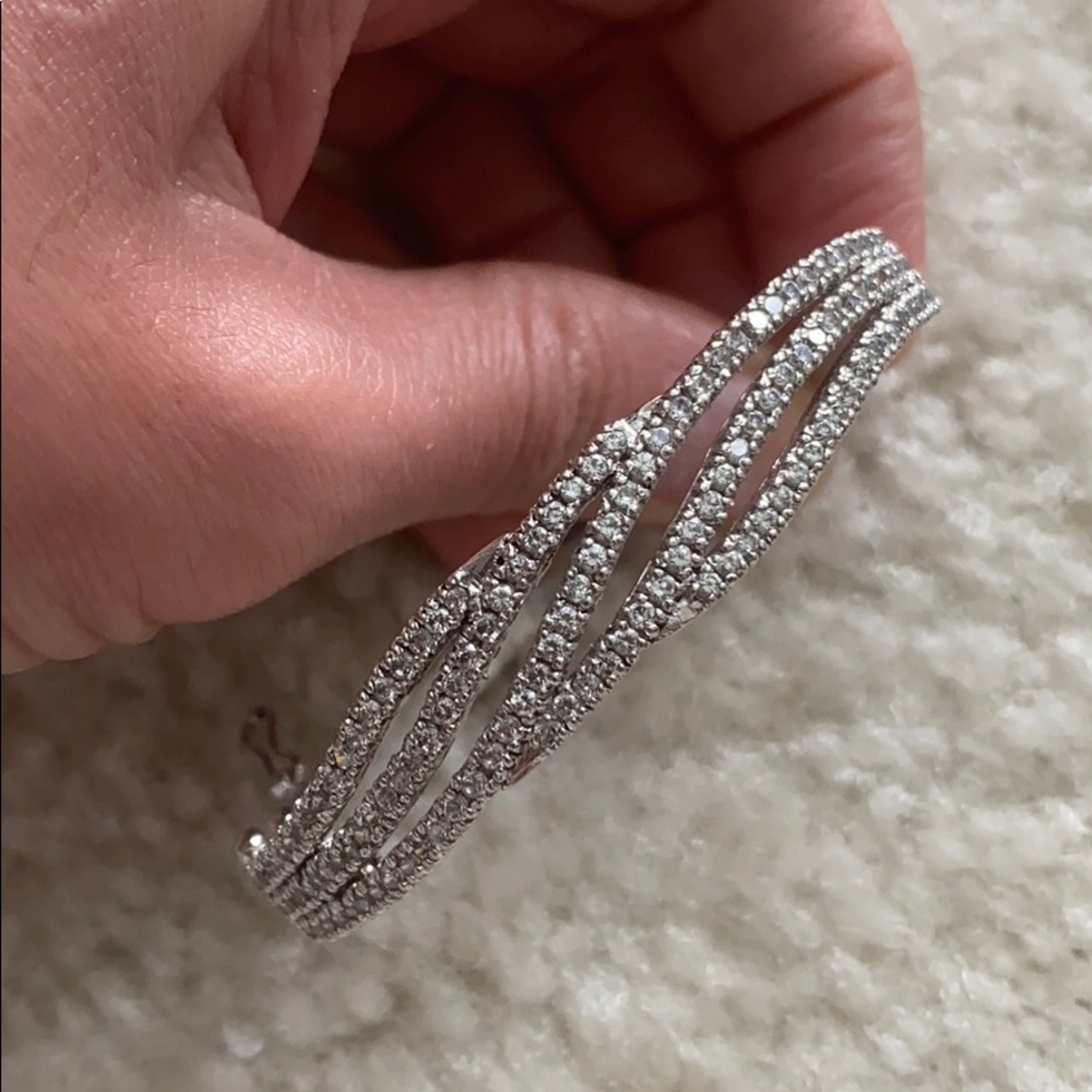 Stunning diamond cuff 🤍 - Picture 3 of 3